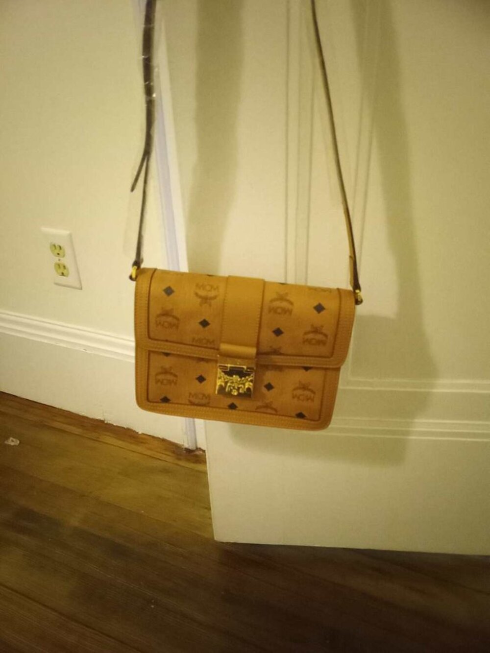 MCM Tracy Shoulder Bag in Visetos - Picture 4 of 7
